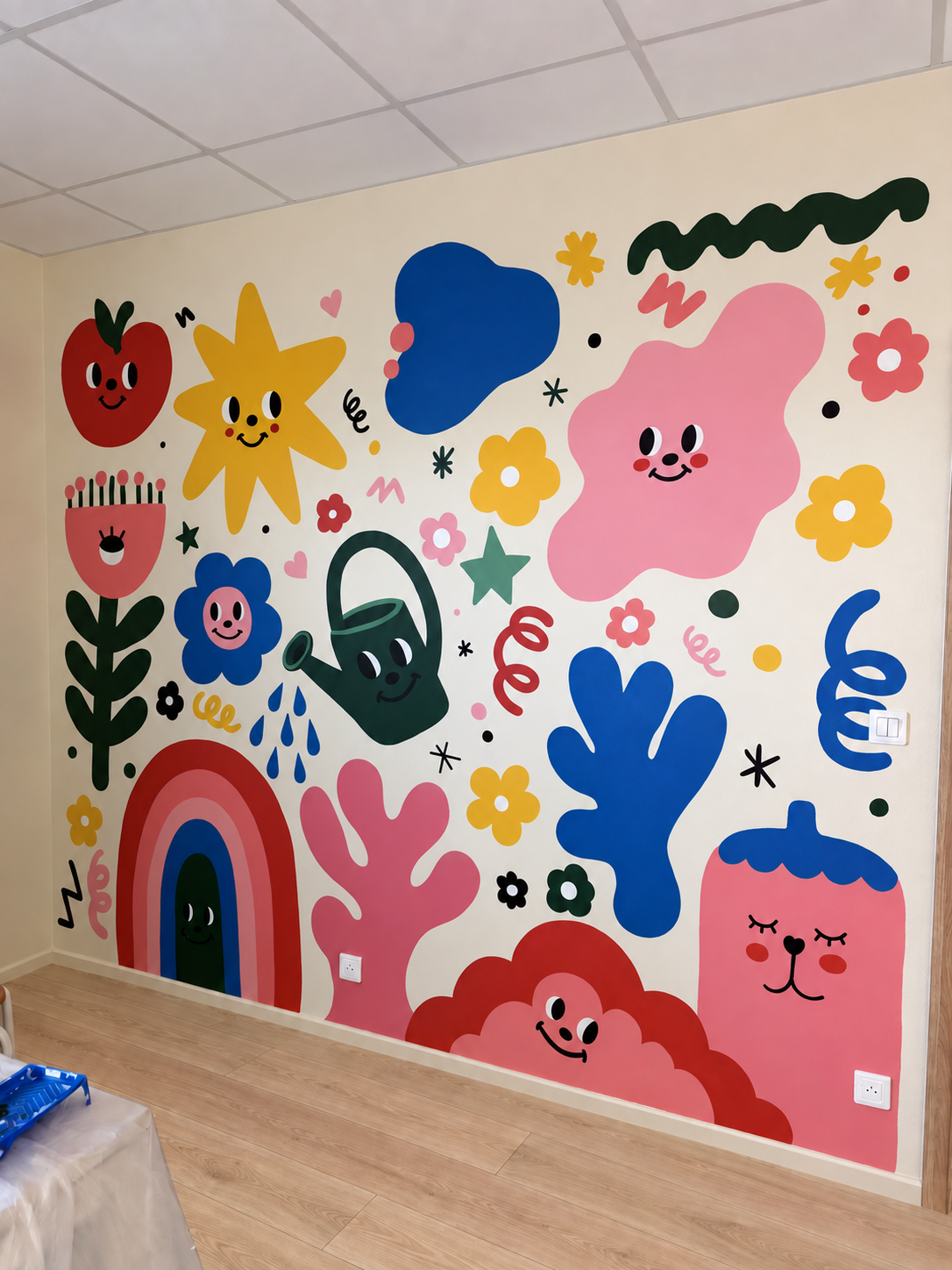 Fresque murale colorée dans un intérieur avec un parquet clair