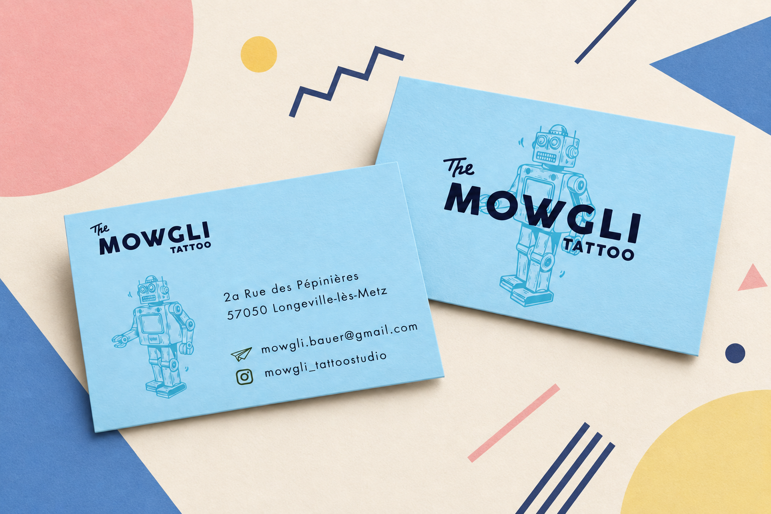 Carte de visite bleue Mowgli Tattoo présentée recto verso sur un fond graphique inspiré des années 90
